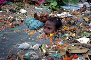  ნაგვიან წყალში მოცურავე ინდოელი ბავშვი