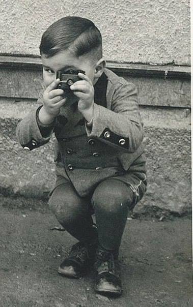 5 წლის გერმანელი, ფოტოაპარატით. გერმანიის იმპერია, 1910 წ.