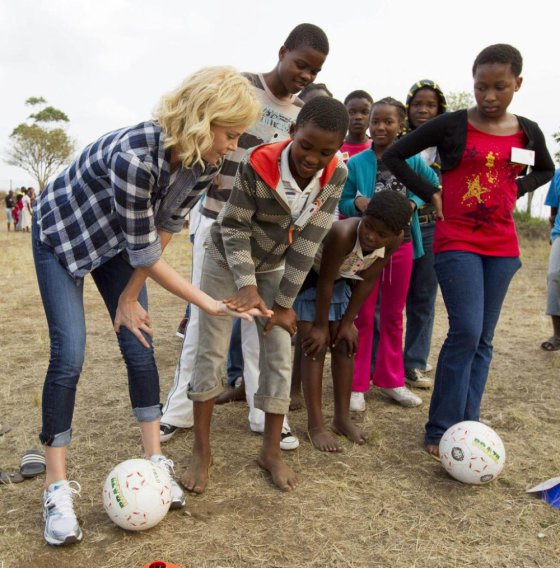 შარლიზ ტერონი სამხრეთ აფრიკელ ბავშვებთან თამაშობს.