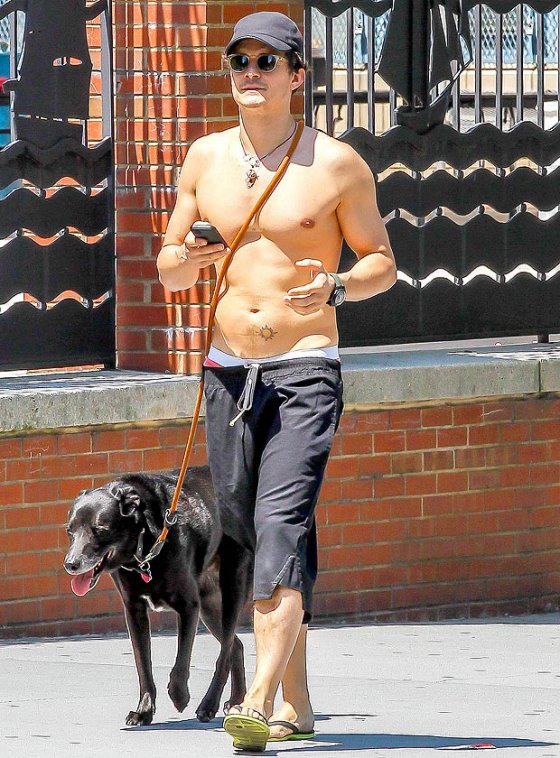 დღეს ნიუ-იორკის ქუჩებში ორლანდო ბლუმი თავის ძაღლთან ერთად ასე შიშველ-ტიტველი დასეირნობდა
