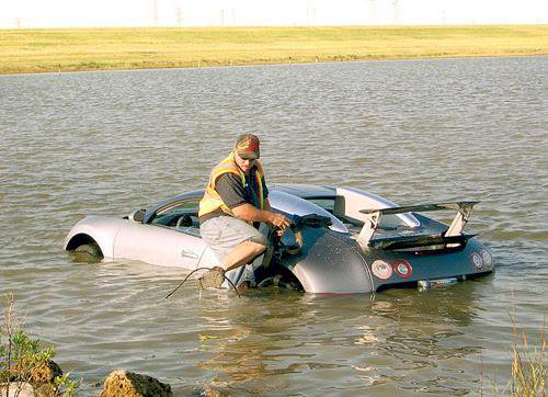 კაცი წყალში Bugatti Veyron-ით გადახტა