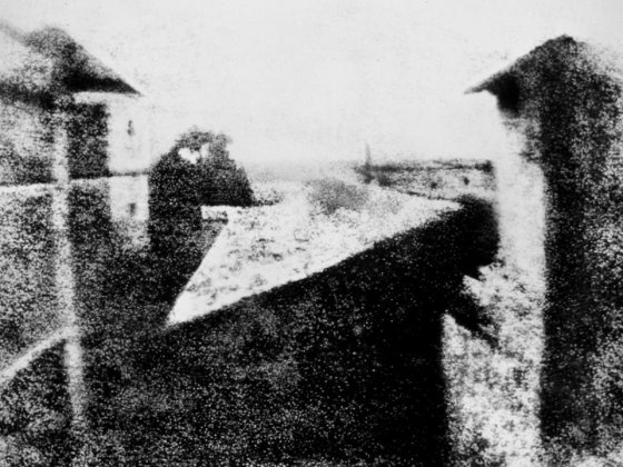 პირველი ფოტო, საფრანგეთი 1826 წელი. ფოტოგრაფი: ჟოსეფ ნიკეფორე ნიეპკე. Photograph by Joseph Nicéphore