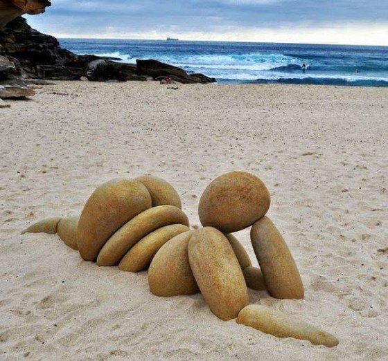 ქვებით შექმნილი ქალი სანაპიროზე