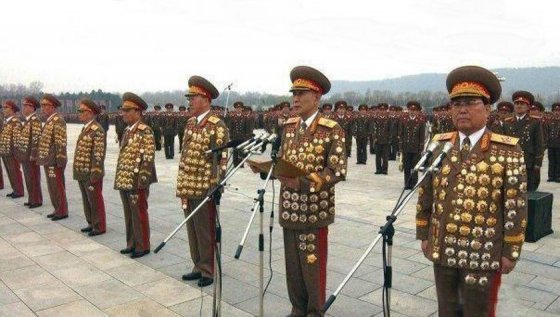 ჩრდილოეთ კორეის არმიის გენერლები..ბრეჟნევის  არ იყოს, მედლები ყვარებიათ ნამეტნავად ამათ