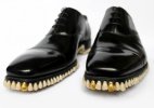 ოქროს კბილებიანი ფეხსაცმელი