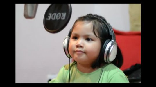 3 წლის ბავშვი მღერის მაგრად